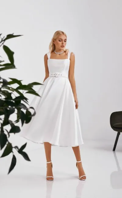 Короткое белое платье с поясом
