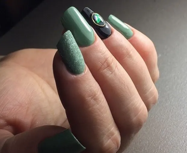 арочное наращивание ногтей фото: форма зеленые с черным