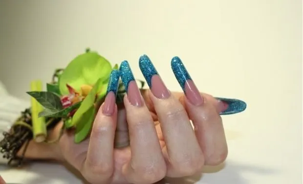 арочное моделирование ногтей гелем: форма френч голубой в блестки