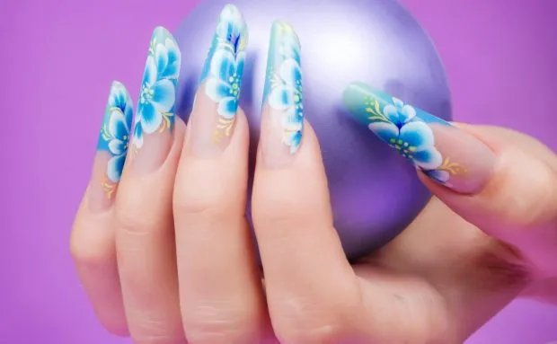 арочное моделирование ногтей гелем: форма френч голубой в цветы