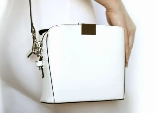 Дамская сумка белого цвета