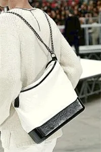 Модный тренд – белая сумка