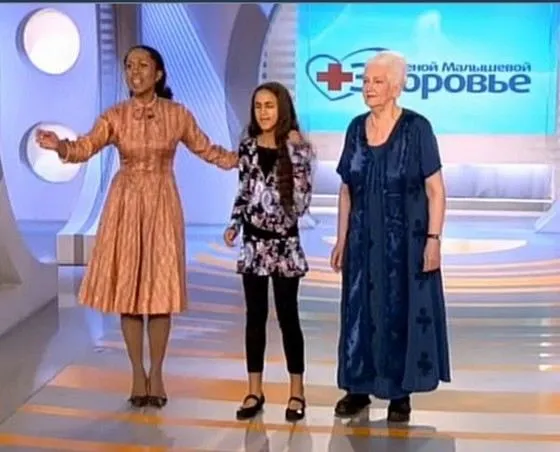Телеведущая Елена Ханга с дочкой и ее бабушкой