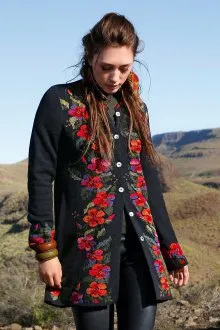 Пальто из альпаки с вышивкой