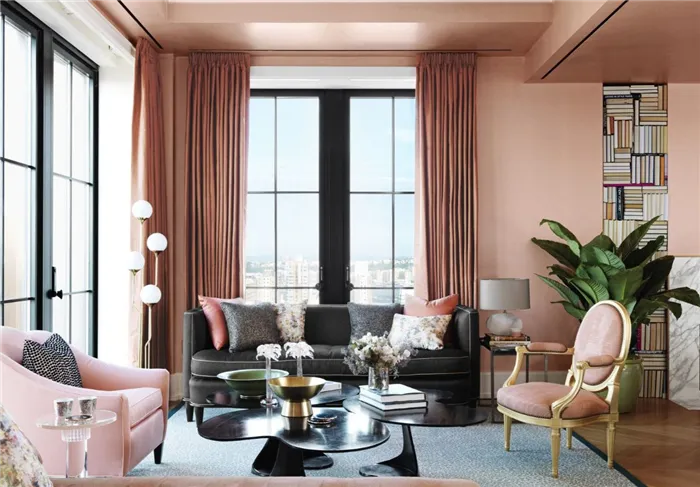 нюдовый интерьер гостиной в розово бежевом цвете 