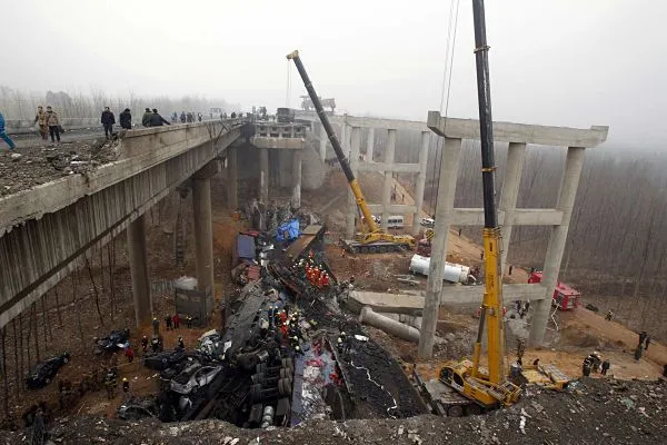 обрушение моста в Китае( Ичан)