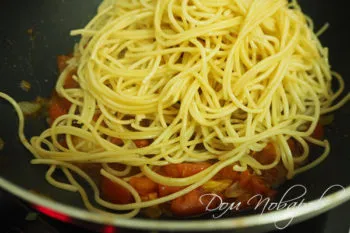 Добавление спагетти на сковороду