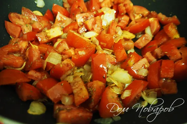 Обжаренные томаты со специями, луком и чесноком