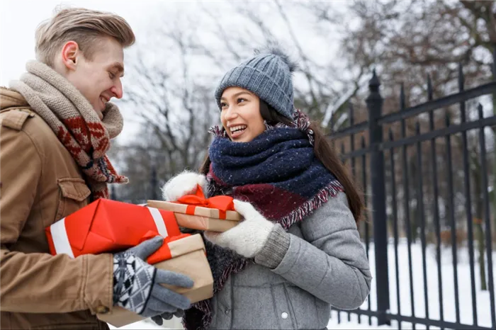 Подарок на 23 февраля для коллеги: что подарить мужчине, корпоративные идеи